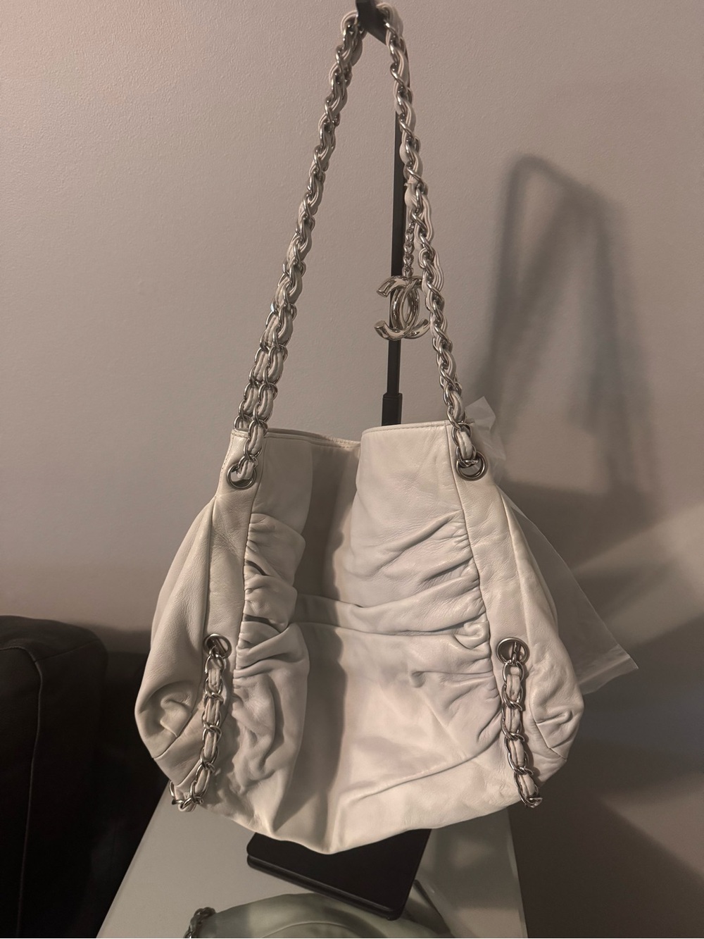 CHANEL White Leather Shoulder Bag with Silver Chains